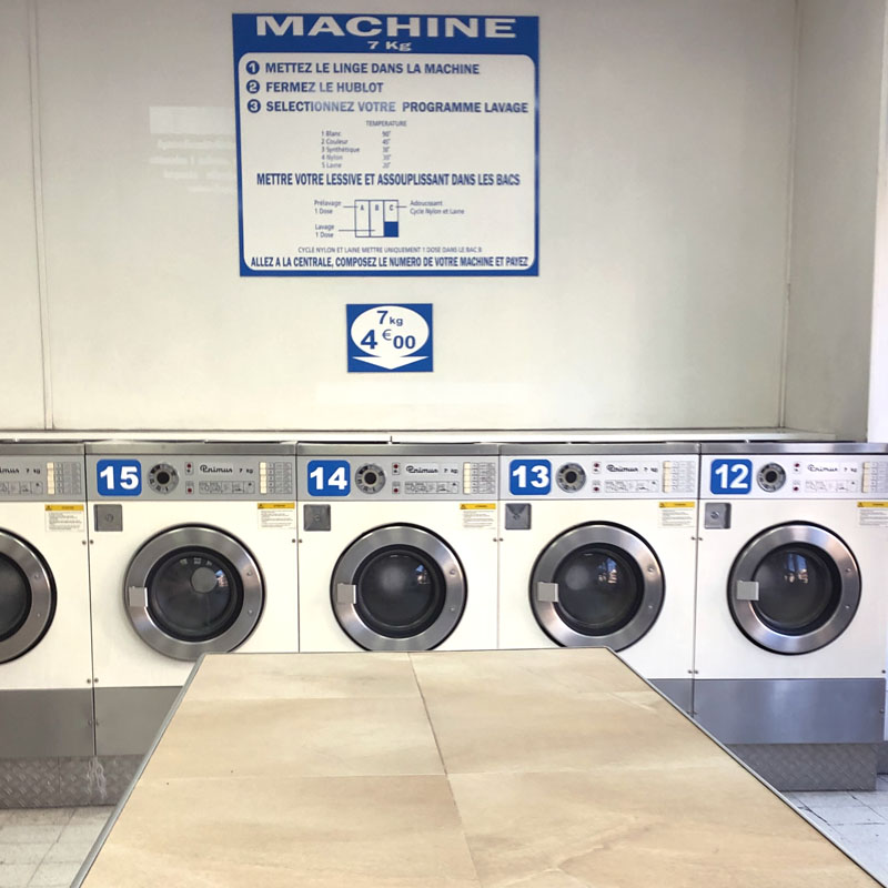 Laverie automatique Noisy-le-Sec 93 - Be de la République - Table de préparation et machines à laver professionnelles